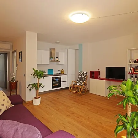 Sunrise Apartment *